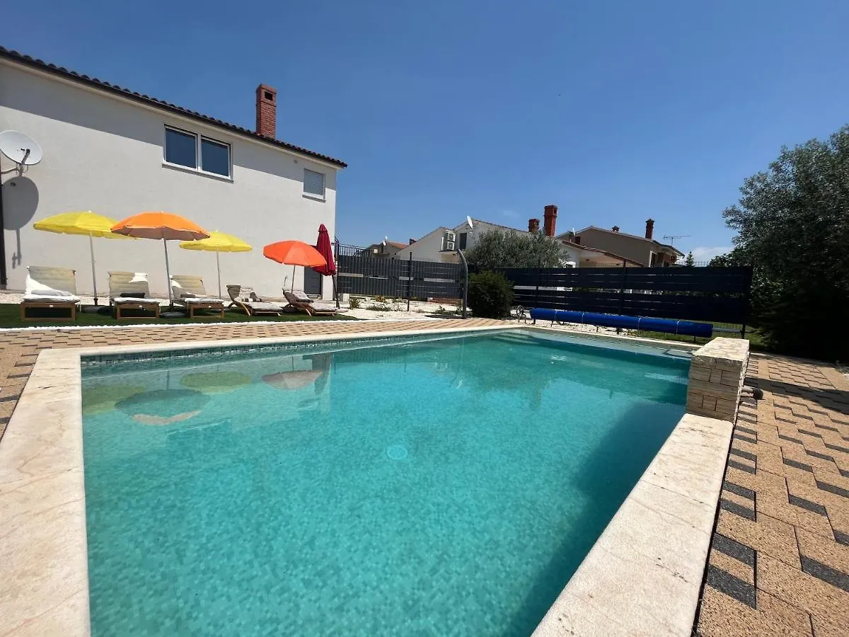 Holiday House With A Private Heated Swimming Pool Galizana
